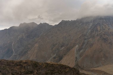 Tiflis 'ten Kazbegi' ye özel arabayla yol ve doğa manzarası.