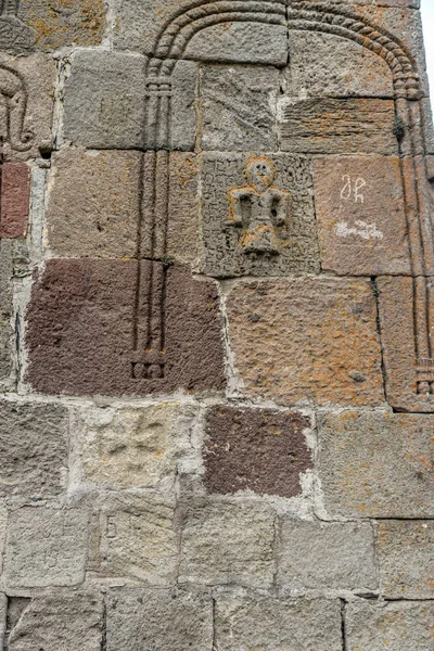 Iglesia de la Trinidad de Gergeti en la cima de las montañas, cerca de Village of —  Fotos de Stock