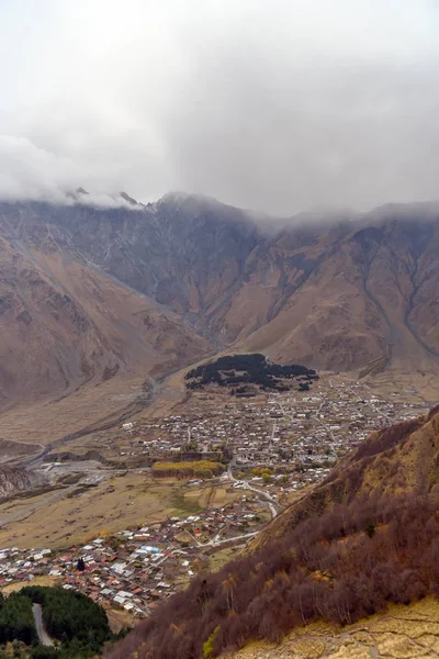 Route et vue sur la nature de Tbilissi à Kazbegi en voiture privée, Oc — Photo