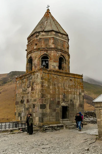 Gergeti Trinity Church on the top of mountains, near Village of — 图库照片