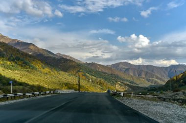Tiflis 'ten Kazbegi' ye özel arabayla yol ve doğa manzarası.