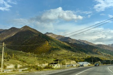 Tiflis 'ten Kazbegi' ye özel arabayla yol ve doğa manzarası.