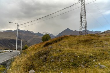 Tiflis 'ten Kazbegi' ye özel arabayla yol ve doğa manzarası.