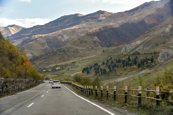 Silniční a přírodní pohled z Tbilisi do Kazbegi osobním automobilem, Oc — Stock fotografie