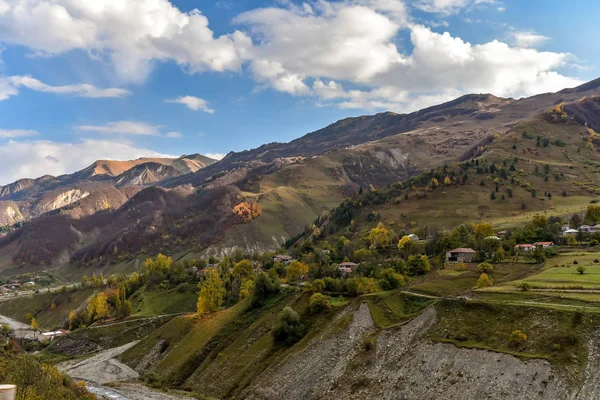 Vista de la carretera y la naturaleza desde Tiflis a Kazbegi en coche privado, Oc — Foto de Stock