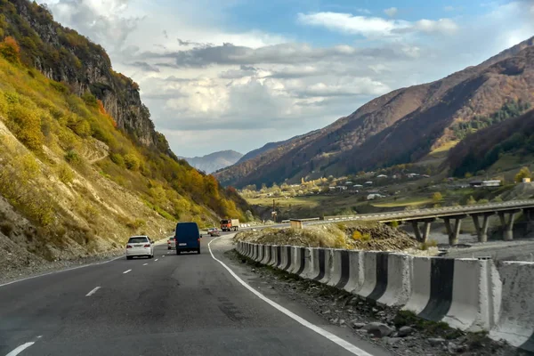 Widok na drogę i przyrodę z Tbilisi do Kazbegi prywatnym samochodem, Oc — Zdjęcie stockowe