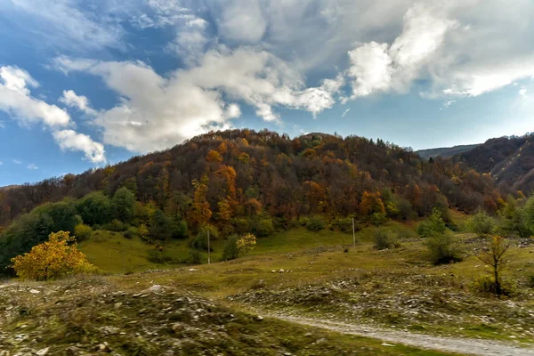 Straße und Natur Blick von Tiflis nach Kasbegi mit dem privaten Auto, oc — Stockfoto