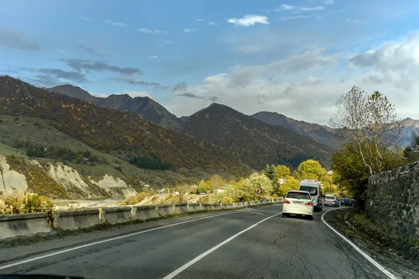 Estrada e natureza vista de Tbilisi para Kazbegi de carro particular, Oc — Fotografia de Stock