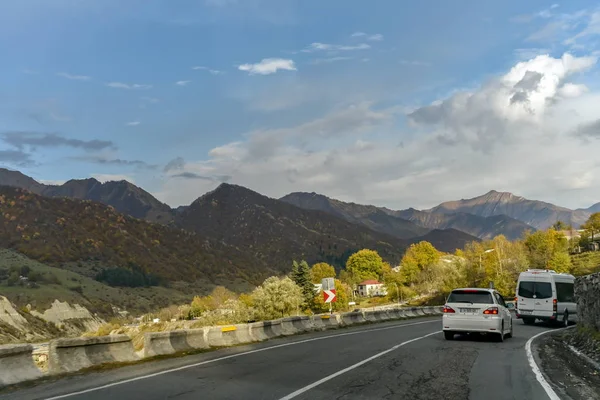 Vista de la carretera y la naturaleza desde Tiflis a Kazbegi en coche privado, Oc — Foto de Stock