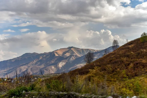 Route et vue sur la nature de Tbilissi à Kazbegi en voiture privée, Oc — Photo