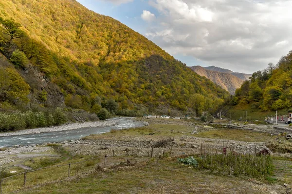 Route et vue sur la nature de Tbilissi à Kazbegi en voiture privée, Oc — Photo