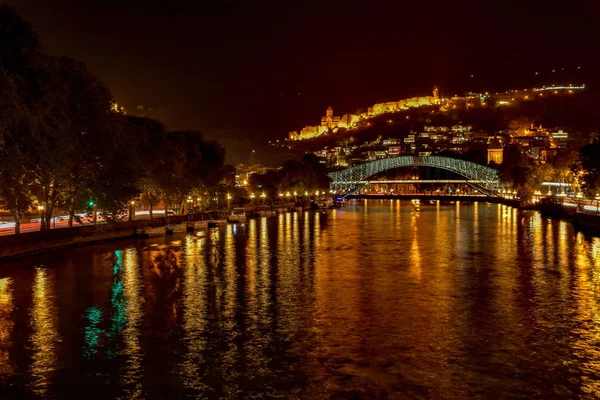 Pont piétonnier de la Paix sur la rivière Kura, Narikala Fortres — Photo