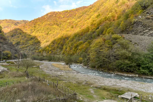 Vista de la carretera y la naturaleza desde Tiflis a Kazbegi en coche privado, Oc —  Fotos de Stock