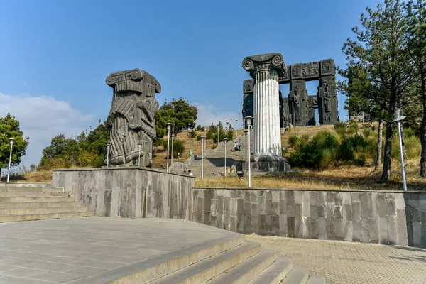 L'histoire de la Géorgie Monument, situé près de la mer de Tbilissi — Photo