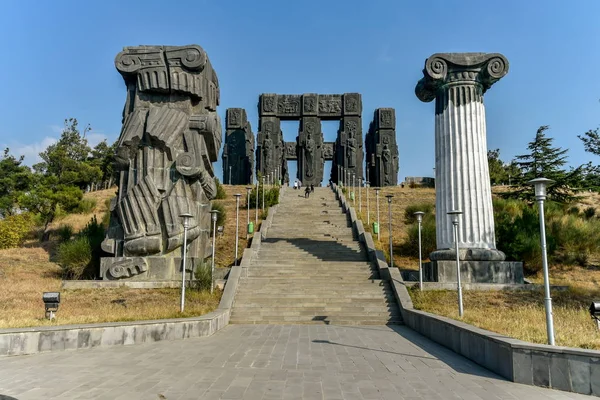 Geschiedenis van Georgië Monument, gelegen nabij de Tbilisi Zee — Stockfoto