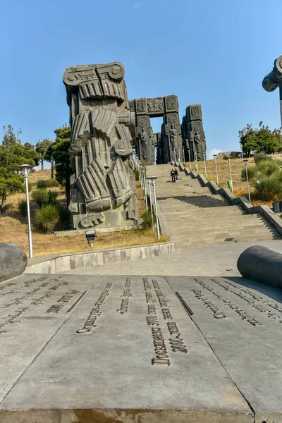 L'histoire de la Géorgie Monument, situé près de la mer de Tbilissi — Photo