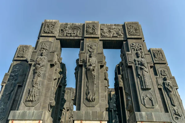 Пам "ятник історії Грузії, розташований біля Тбіліського моря. — стокове фото