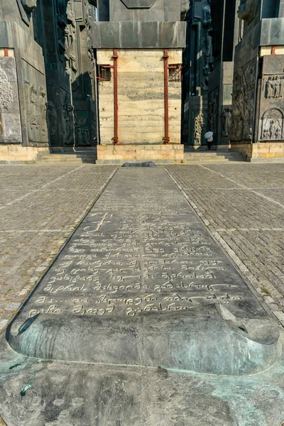 Monumento a la Historia de Georgia, situado cerca del mar de Tiflis —  Fotos de Stock