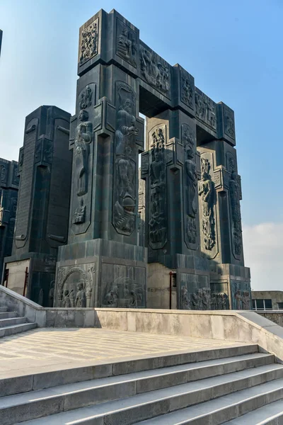 O Monumento de História da Geórgia, localizado perto do Mar de Tbilisi — Fotografia de Stock