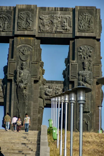 Geschiedenis van Georgië Monument, gelegen nabij de Tbilisi Zee — Stockfoto