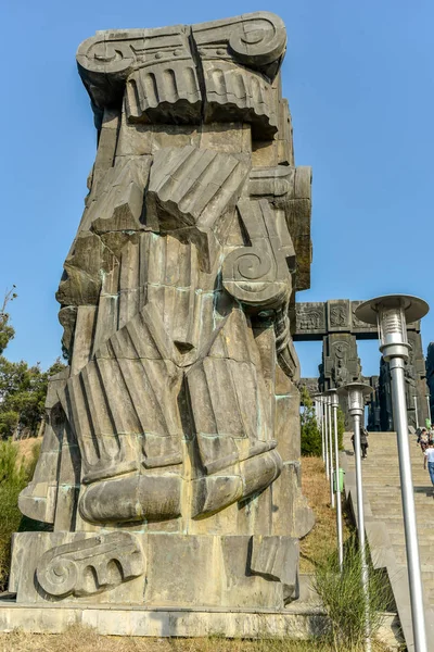 Geschiedenis van Georgië Monument, gelegen nabij de Tbilisi Zee — Stockfoto