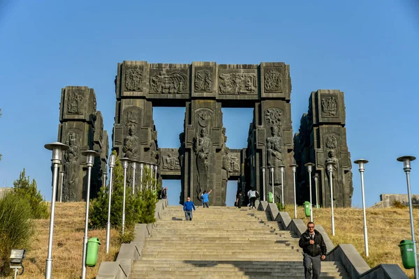 Geschiedenis van Georgië Monument, gelegen nabij de Tbilisi Zee — Stockfoto