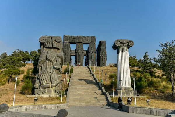 Geschiedenis van Georgië Monument, gelegen nabij de Tbilisi Zee — Stockfoto