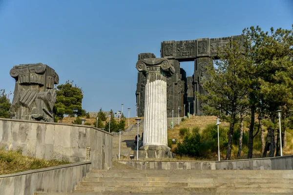 Geschiedenis van Georgië Monument, gelegen nabij de Tbilisi Zee — Stockfoto