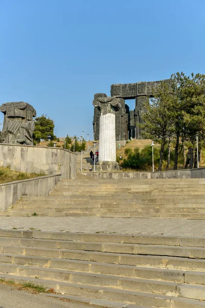 Geschiedenis van Georgië Monument, gelegen nabij de Tbilisi Zee — Stockfoto