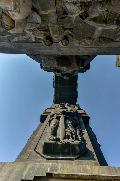 L'histoire de la Géorgie Monument, situé près de la mer de Tbilissi — Photo