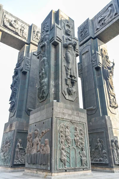 The History of Georgia Monument, located near Tbilisi Sea — Stock Photo, Image