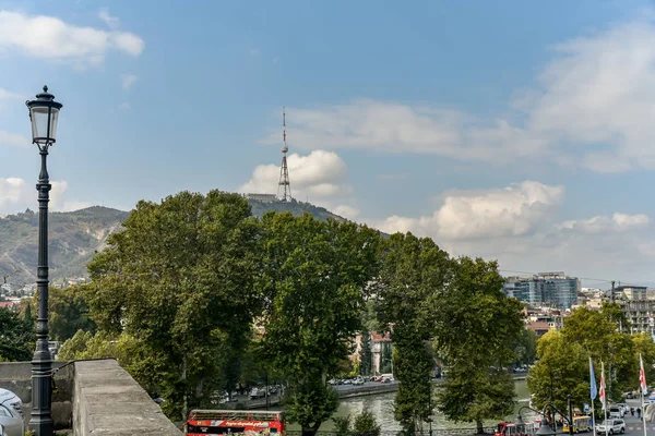 Uitzicht op de stad van de oude Tbilisi in het najaar — Stockfoto