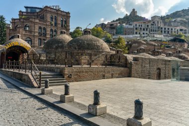 Sülfür banyosu alanı, renkli binalar ve O 'daki köprüler.