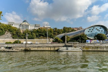 Kura Nehri, Tiflis şehri manzaralı. Kura Nehri 'nde tekne turundan.