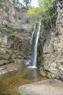 Sülfür banyosu alanı, renkli binalar ve O 'daki köprüler.