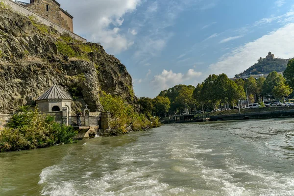 Rio Kura, vista da cidade de Tbilisi a partir de passeio de barco no rio Kura — Fotografia de Stock