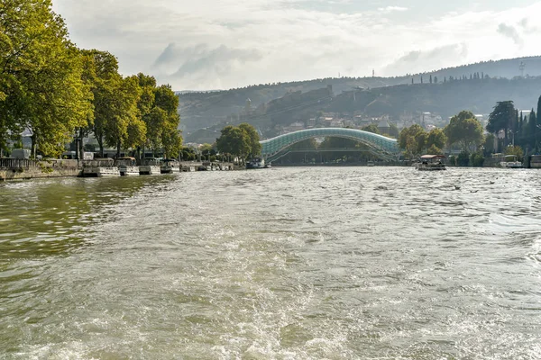 Fiume Kura, vista sulla città di Tbilisi dal giro in barca sul fiume Kura — Foto Stock