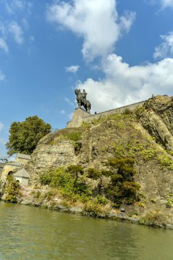Kura Nehri, Tiflis şehri manzaralı. Kura Nehri 'nde tekne turundan.