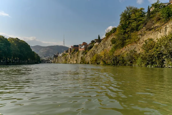 Fiume Kura, vista sulla città di Tbilisi dal giro in barca sul fiume Kura — Foto Stock