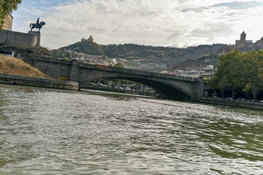 Kura Nehri, Tiflis şehri manzaralı. Kura Nehri 'nde tekne turundan.