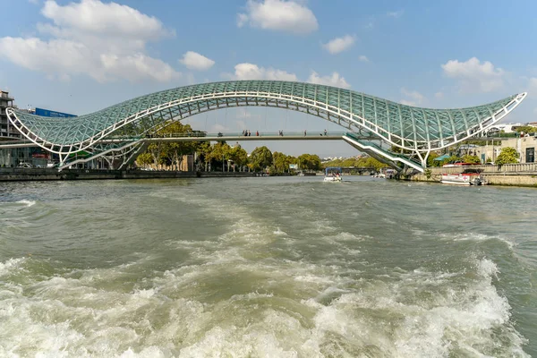 Kurafloden, Tbilisi stadsutsikt från båtfärd på Kurafloden — Stockfoto
