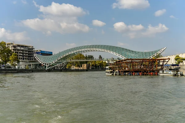 Kurafloden, Tbilisi stadsutsikt från båtfärd på Kurafloden — Stockfoto