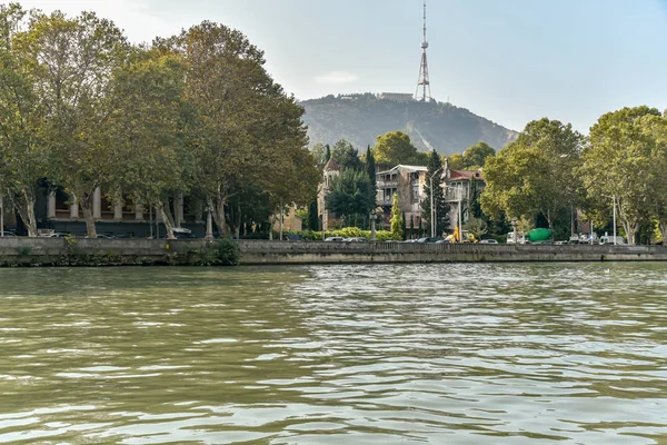 Fiume Kura, vista sulla città di Tbilisi dal giro in barca sul fiume Kura — Foto Stock