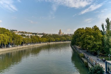Tiflis, Gürcistan Cumhuriyeti, Tiflis Bit Pazarı veya Kuru Köprü Pazarı, 21 Ekim 2019, İndirimde antikalar, mücevherler, boyalar, metaller ve bric-a-brac 'ın büyüleyici bir çeşitliliği var.