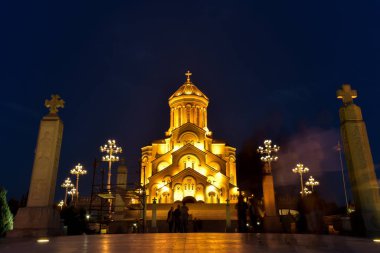 Tiflis 'in Kutsal Üçlü Katedrali' nin (Sameba) manzarası