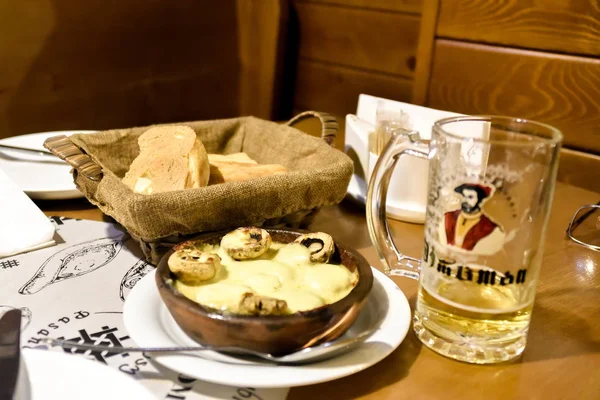 Close-up pratos georgianos e comida com pão e cerveja, Tbilisi , — Fotografia de Stock