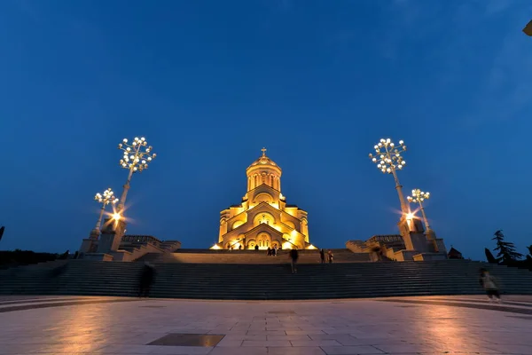 Em torno da vista da Catedral da Santíssima Trindade de Tbilisi (Sameba) e — Fotografia de Stock