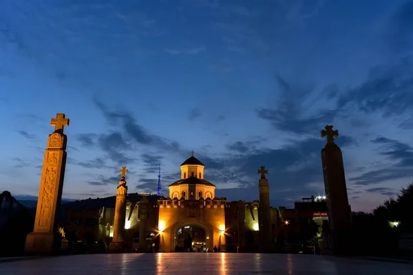 Autour de vue de la cathédrale de la Sainte Trinité de Tbilissi (Sameba) un — Photo