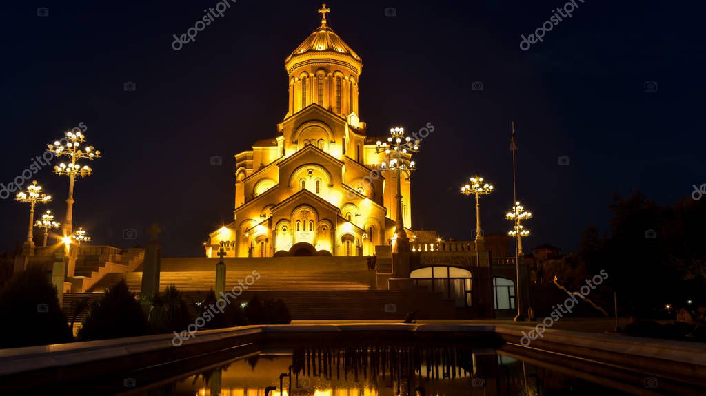 Alrededor de vista de la Catedral de la Santísima Trinidad de Tiflis