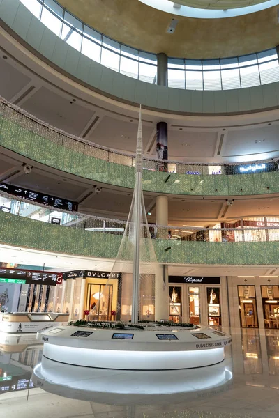 아랍에미리트 두바이의 두 바이 쇼핑몰에 있는 두 바이 개울 타워 모델 — 스톡 사진